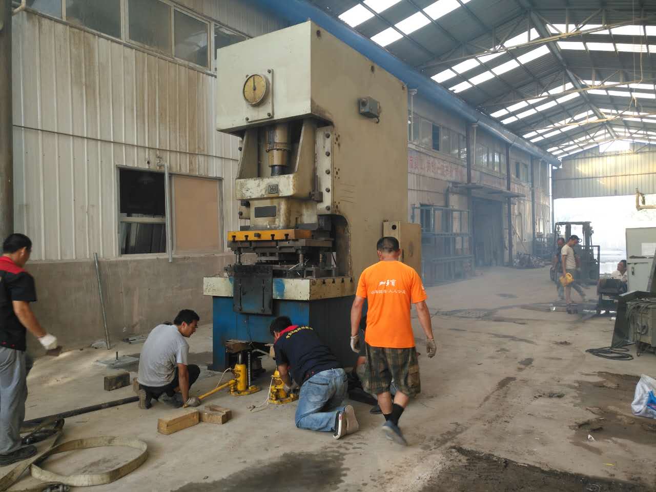 北京設(shè)備搬遷人工搬運(yùn)案例